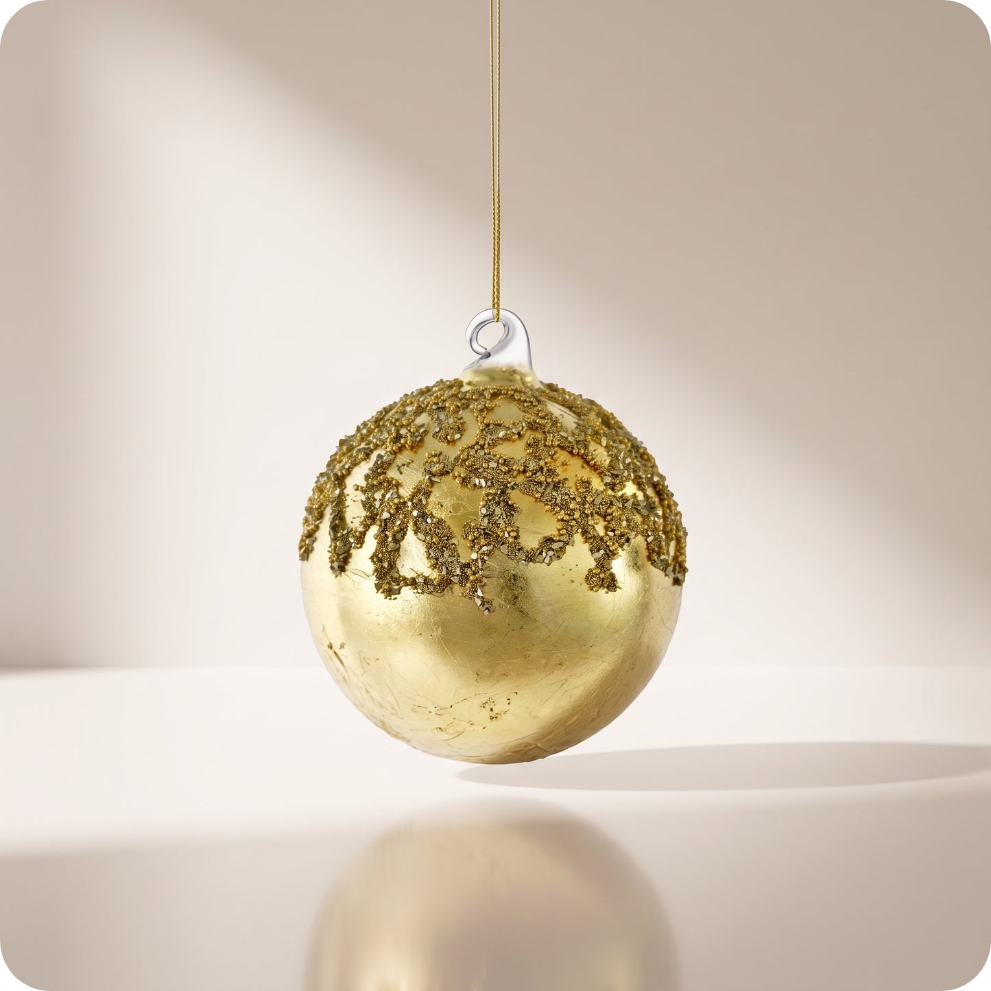 Esfera dorada con bolas de cristal