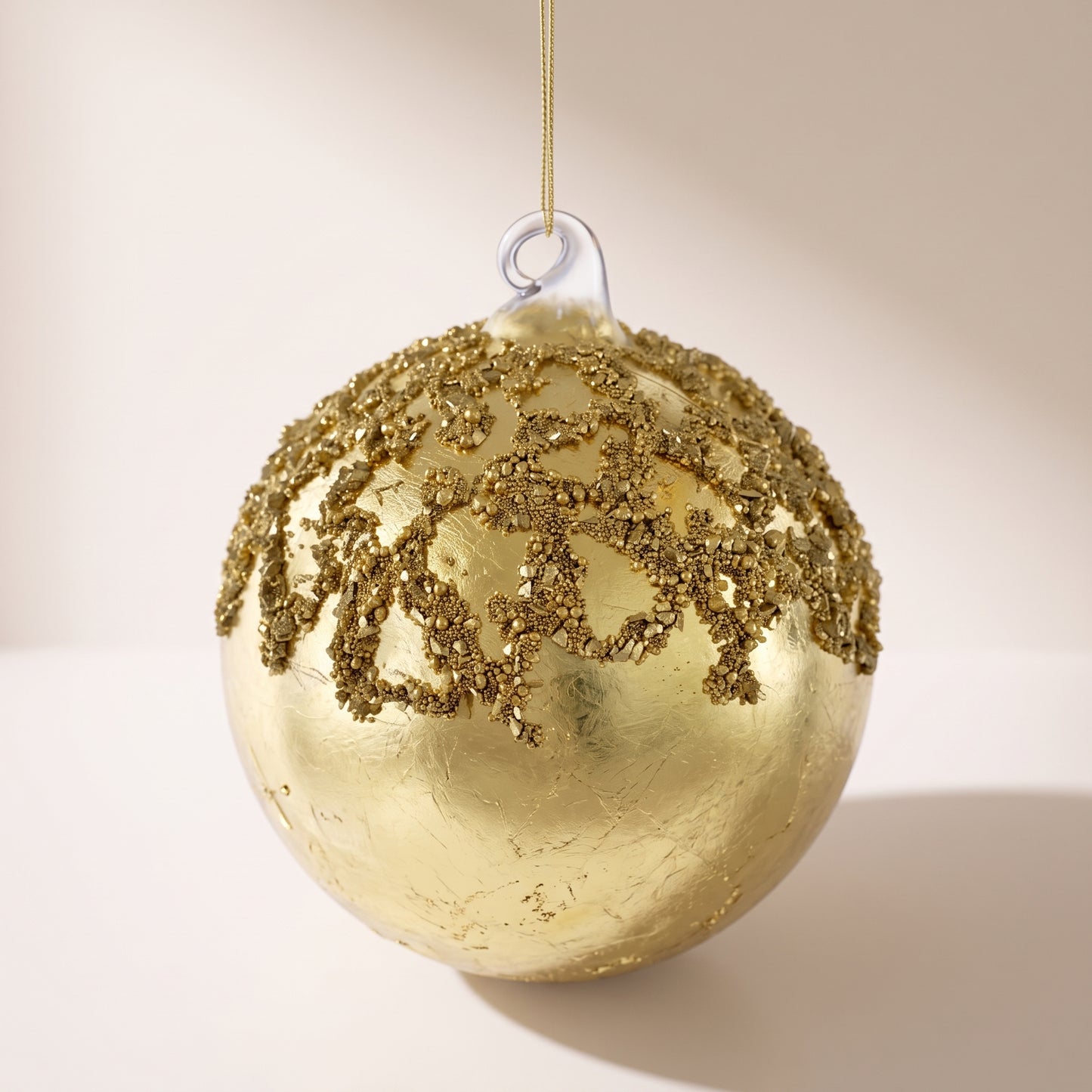 Esfera dorada con bolas de cristal