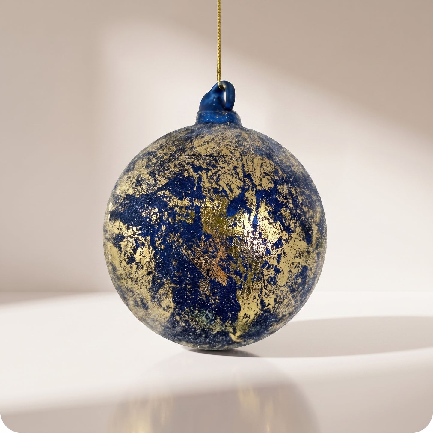 Esfera de cristal azul con cuentas de oro