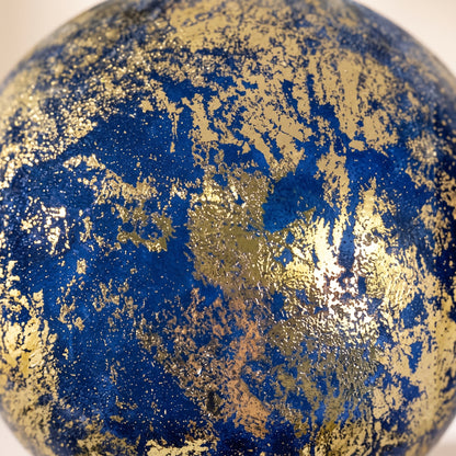 Esfera de cristal azul con cuentas de oro