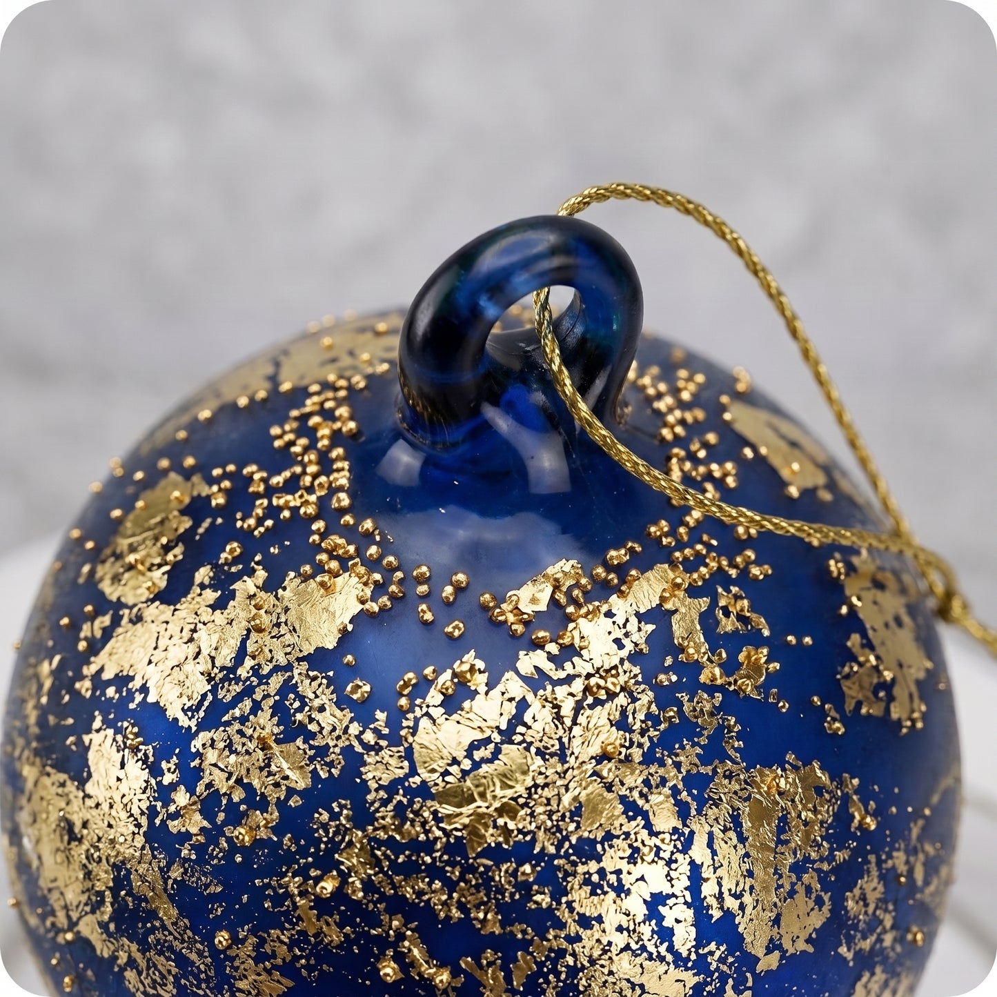 Esfera de cristal azul con cuentas de oro