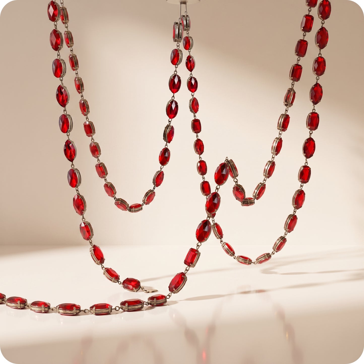 Guirnalda de piedras rojas