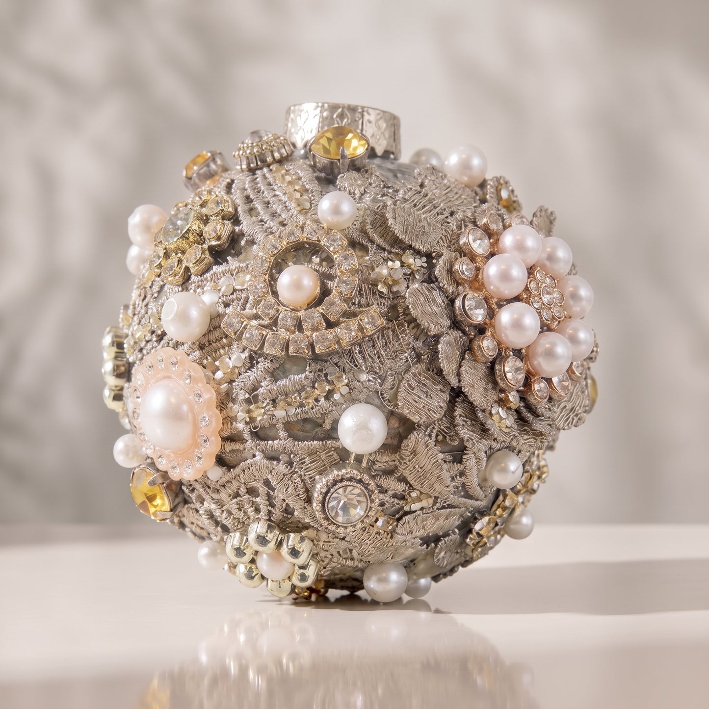 Esfera de cristal de plata antigua con flores de perla y gemas