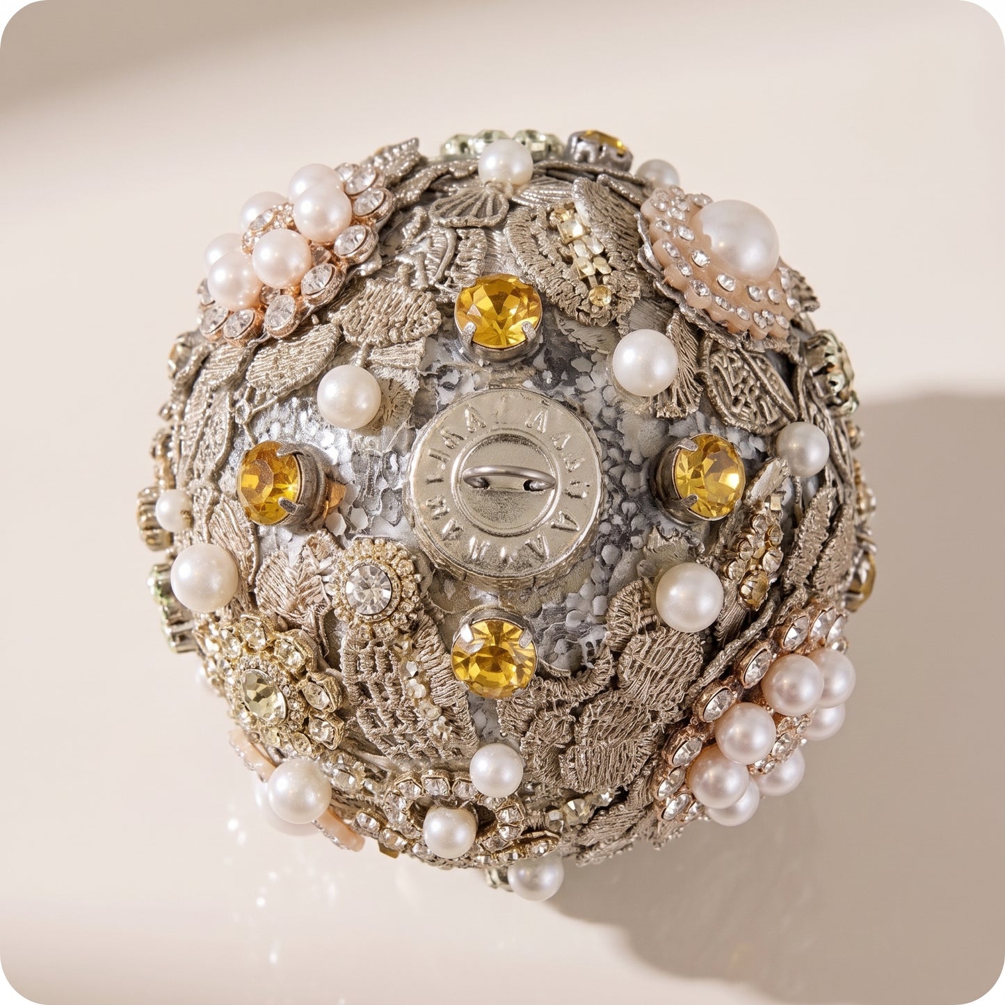 Esfera de cristal de plata antigua con flores de perla y gemas