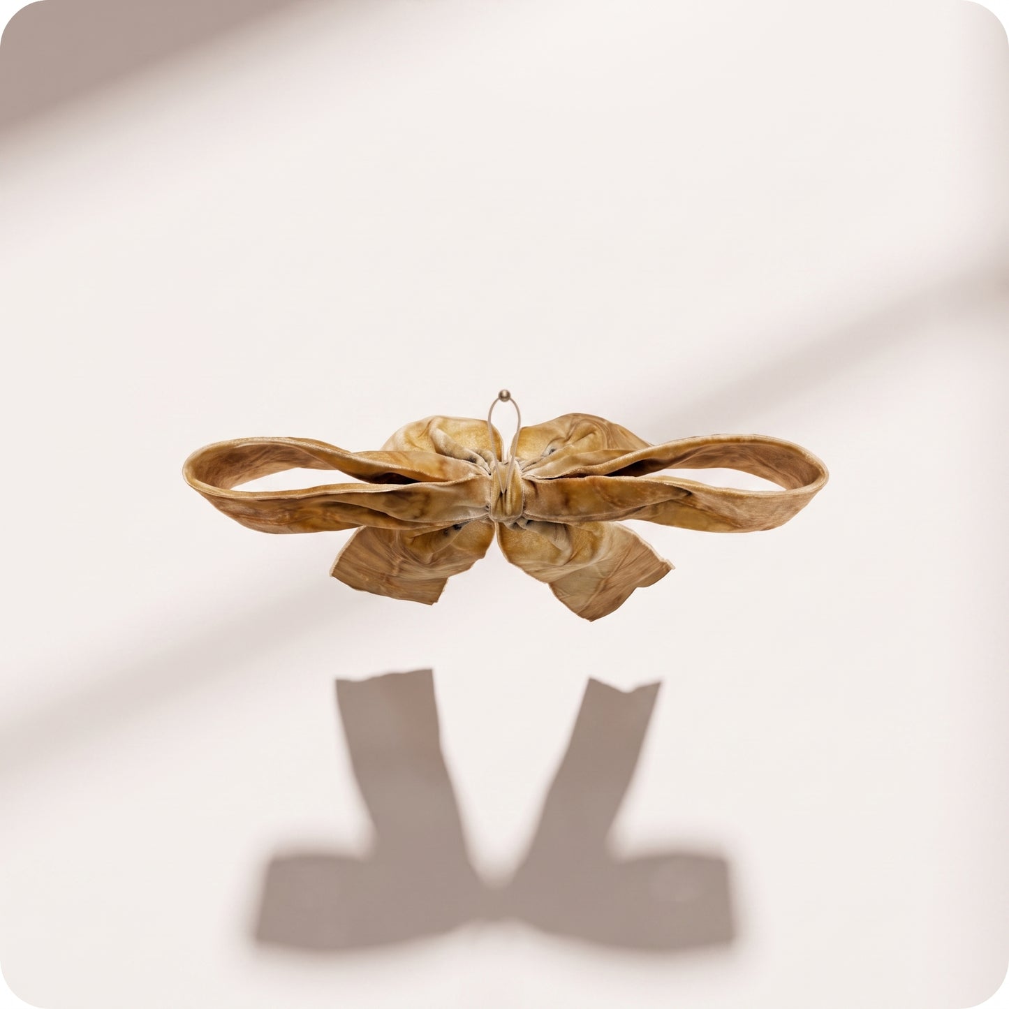 Moño de terciopelo dorado fino