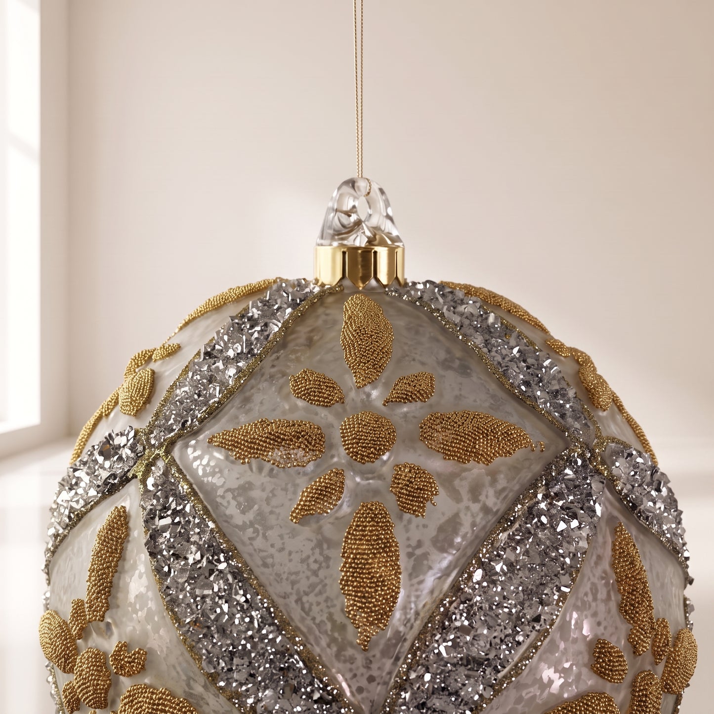 Esfera floral de cristal con esterilla antigua plateada con purpurina de vidrio dorada y cuentas