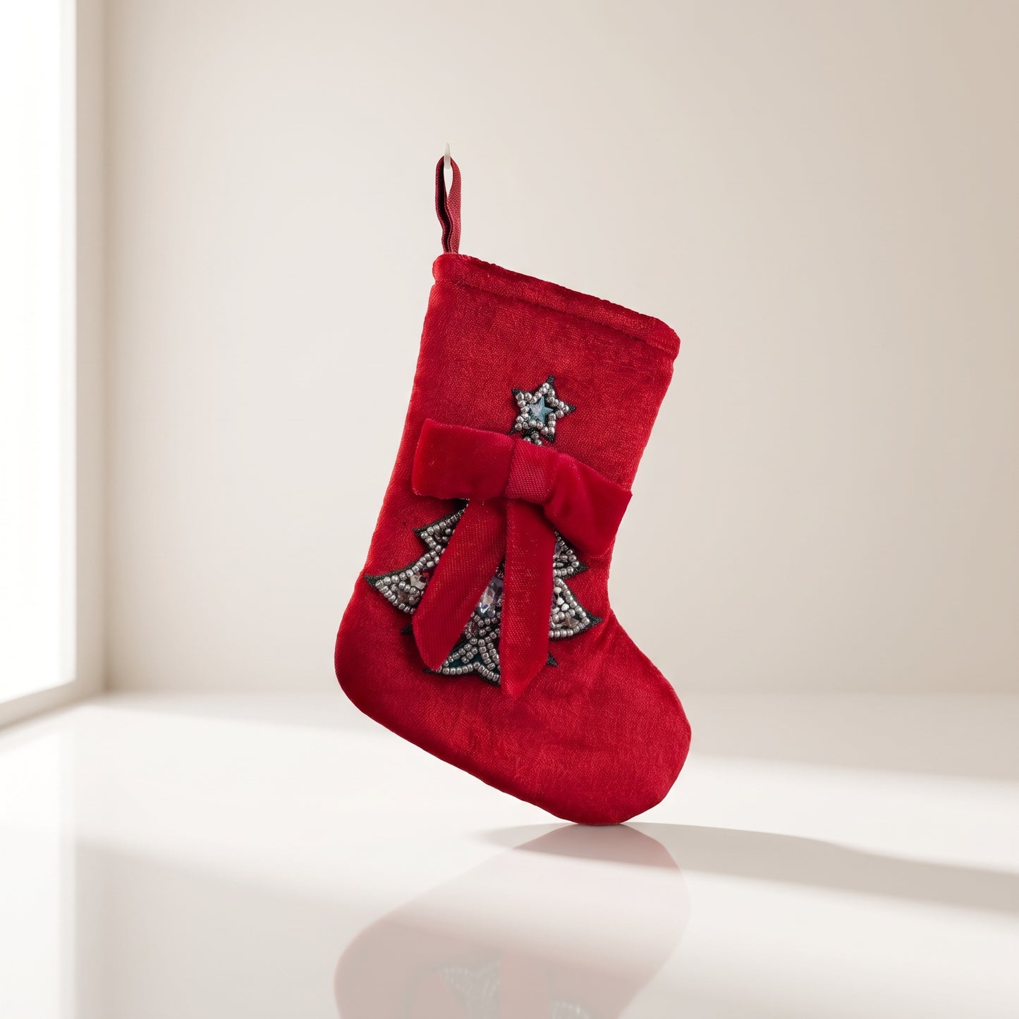 Bota de terciopelo con árbol y lazo rojo