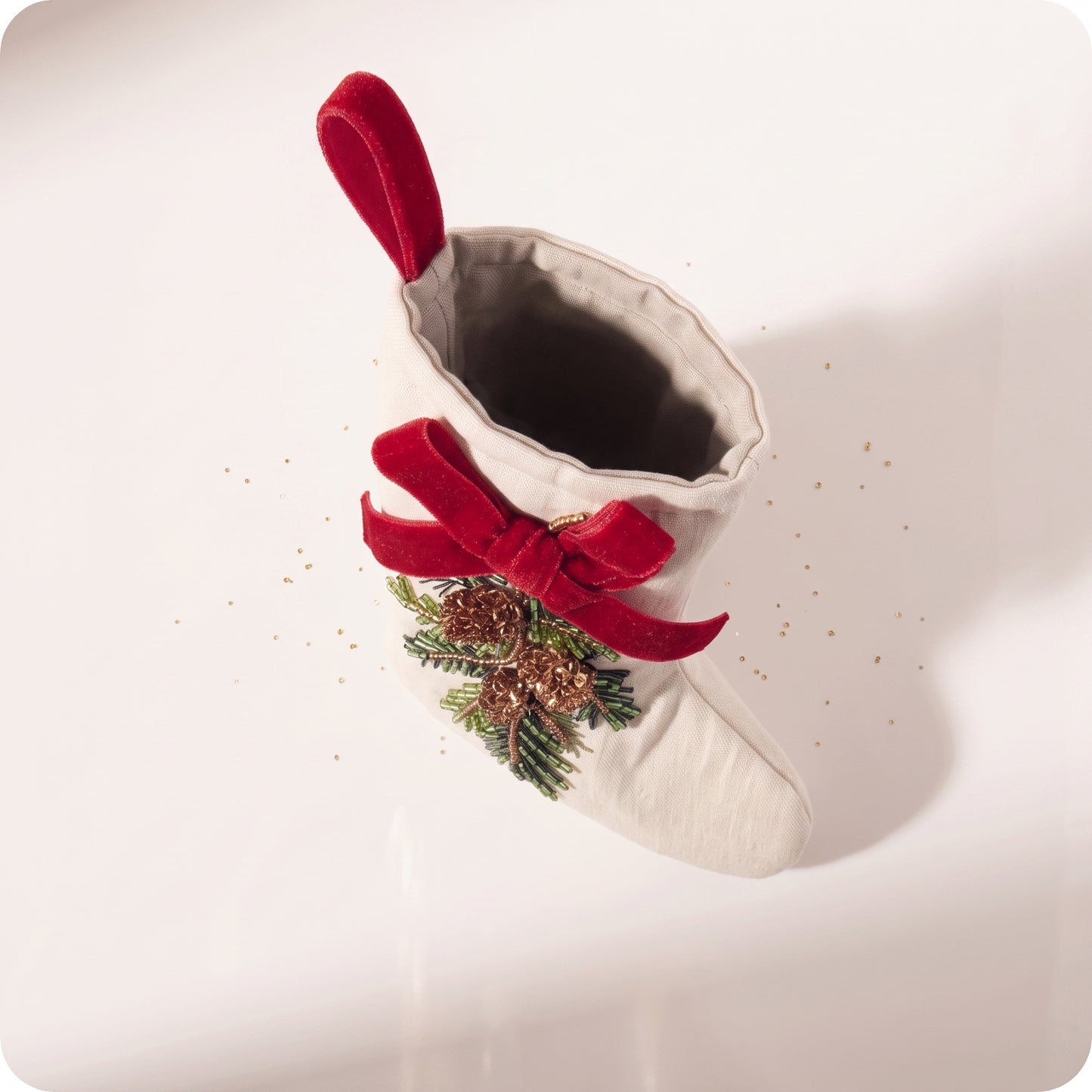 Bota de algodón con rama de abeto con cuentas y crema para arco