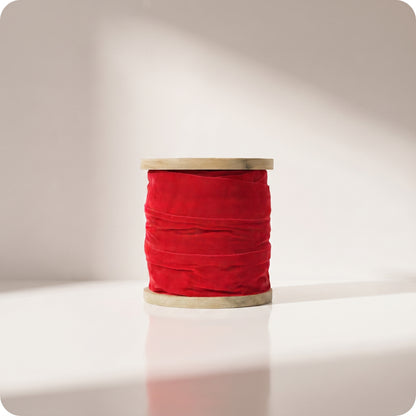 Liston de terciopelo sobre carrete de madera rojo brillante