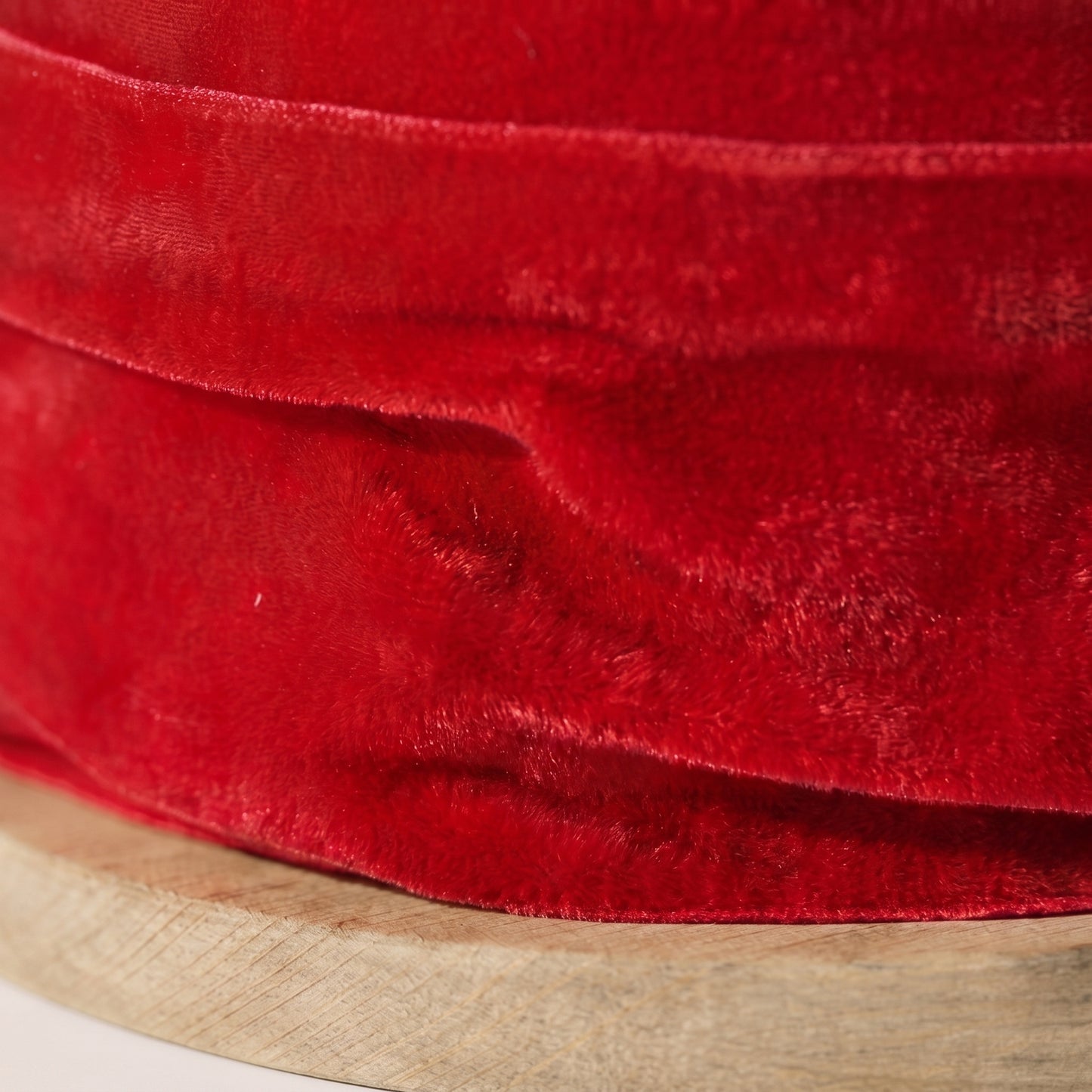 Liston de terciopelo sobre carrete de madera rojo brillante