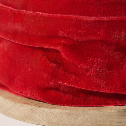 Liston de terciopelo sobre carrete de madera rojo brillante