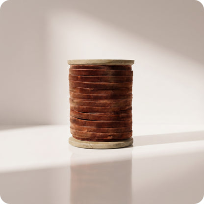 Liston de terciopelo sobre carrete de madera marrón chocolate