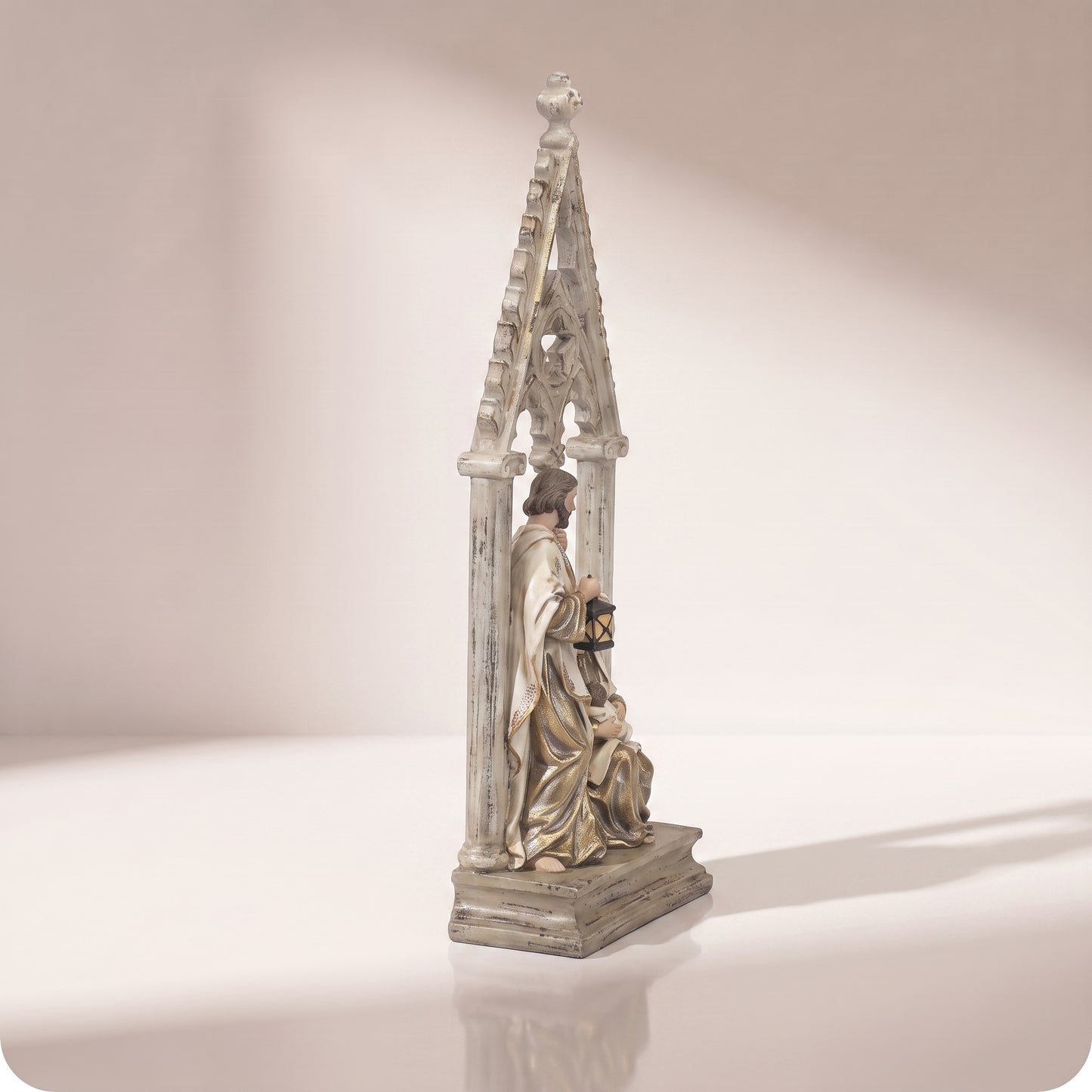 Sagrada familia de resina en capilla