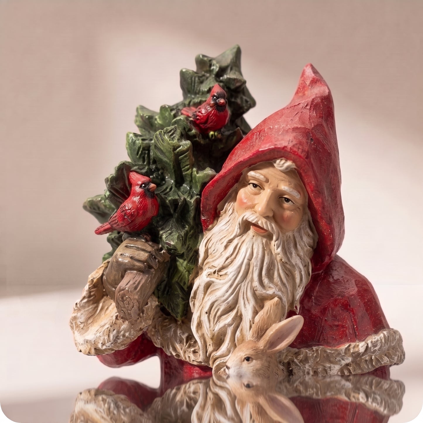 Santa de resina con árbol de navidad