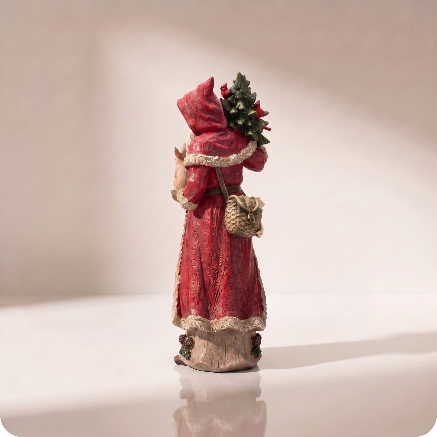 Santa de resina con árbol de navidad