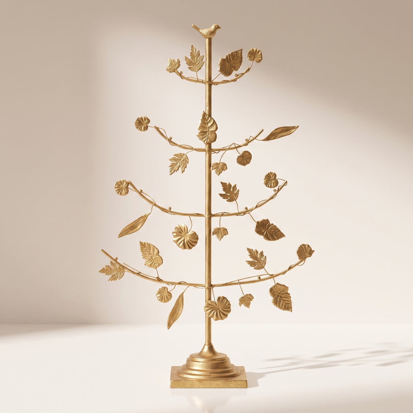 Árbol de metal con hojas doradas