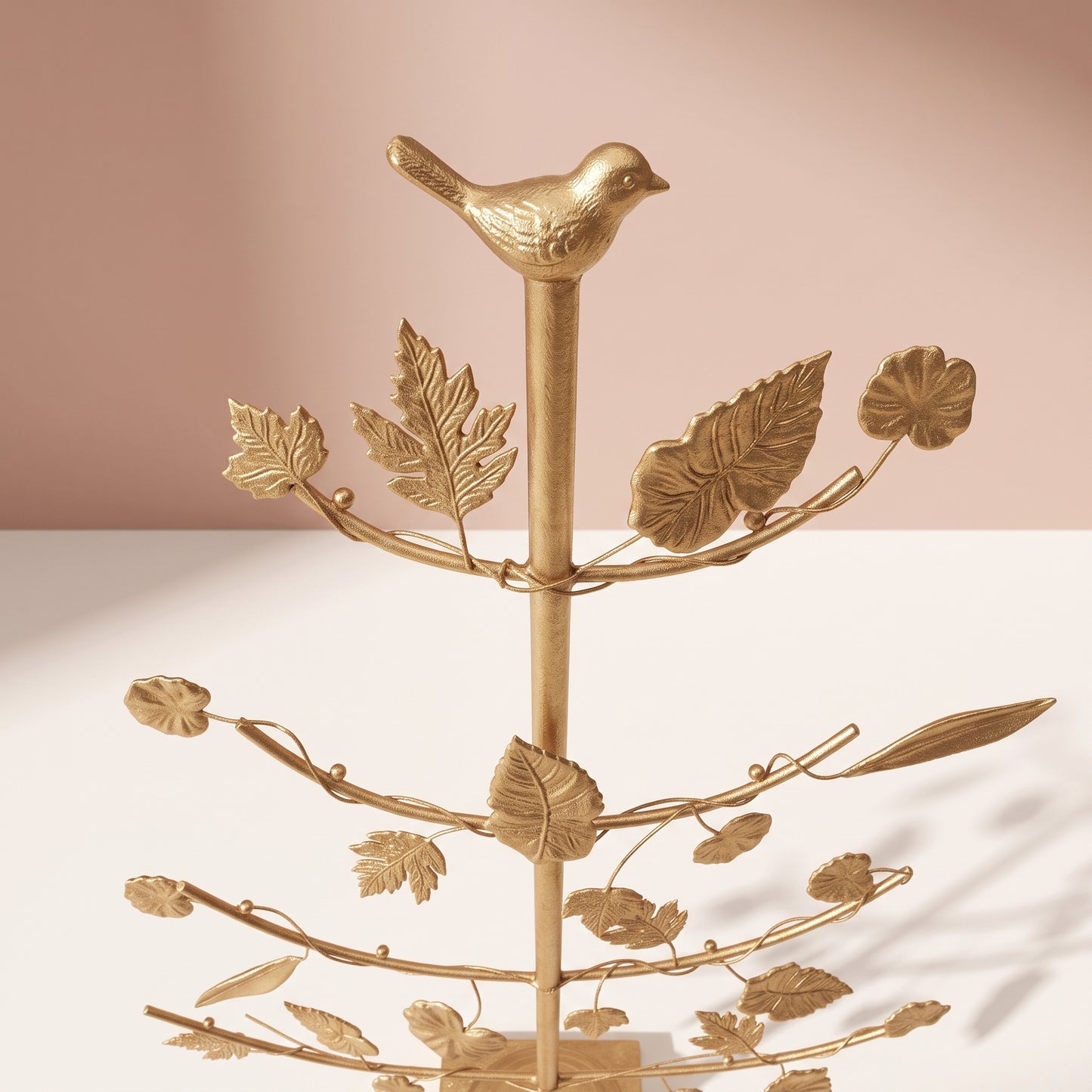Árbol de metal con hojas doradas