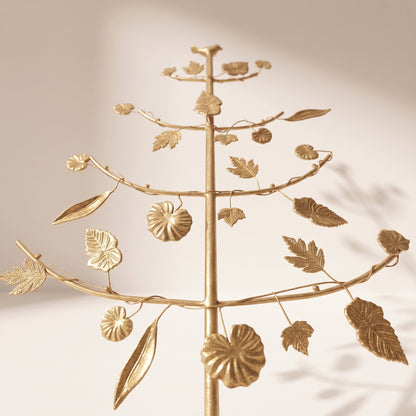 Árbol de metal con hojas doradas