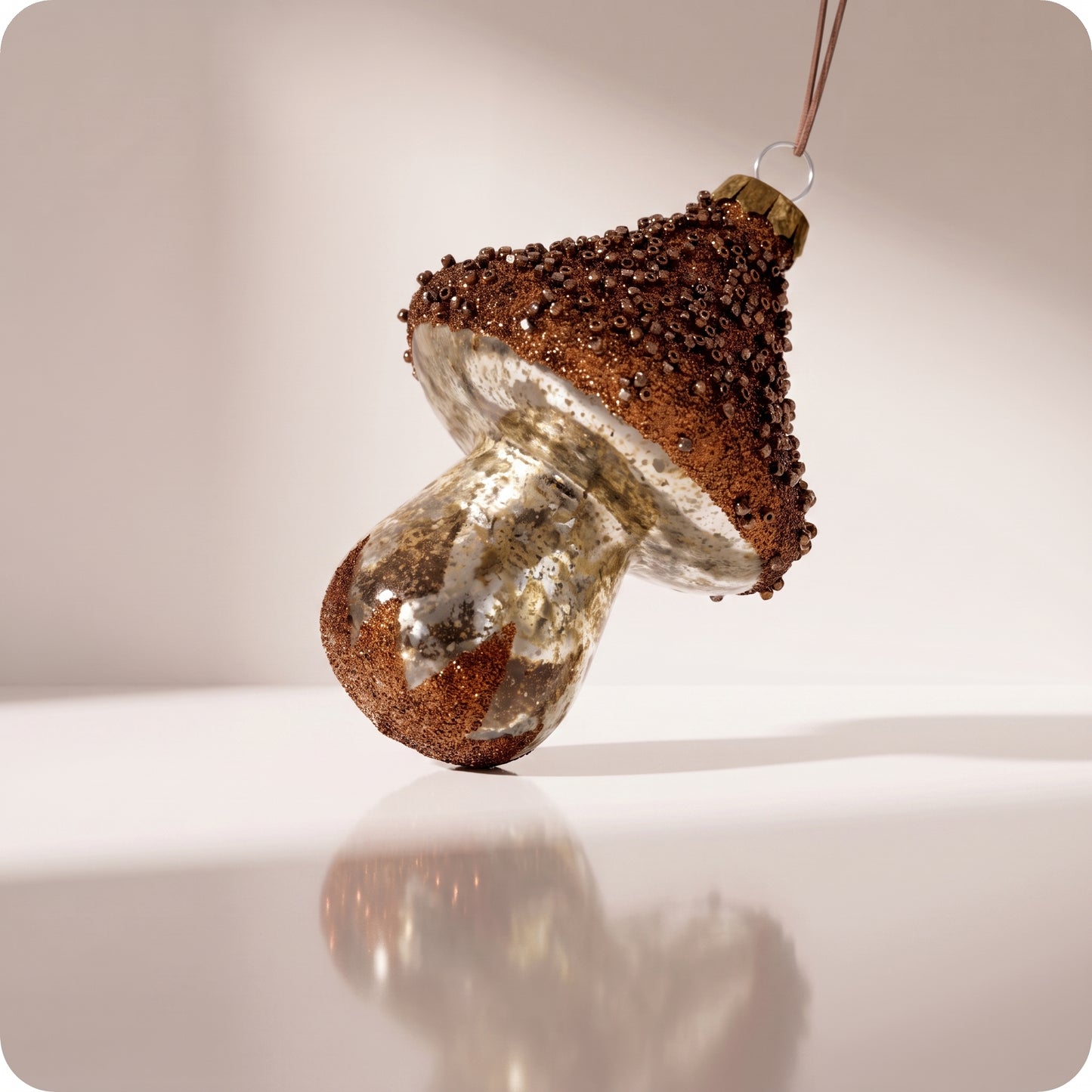 Esfera hongo de vidrio marron con piedras mini 11 cm