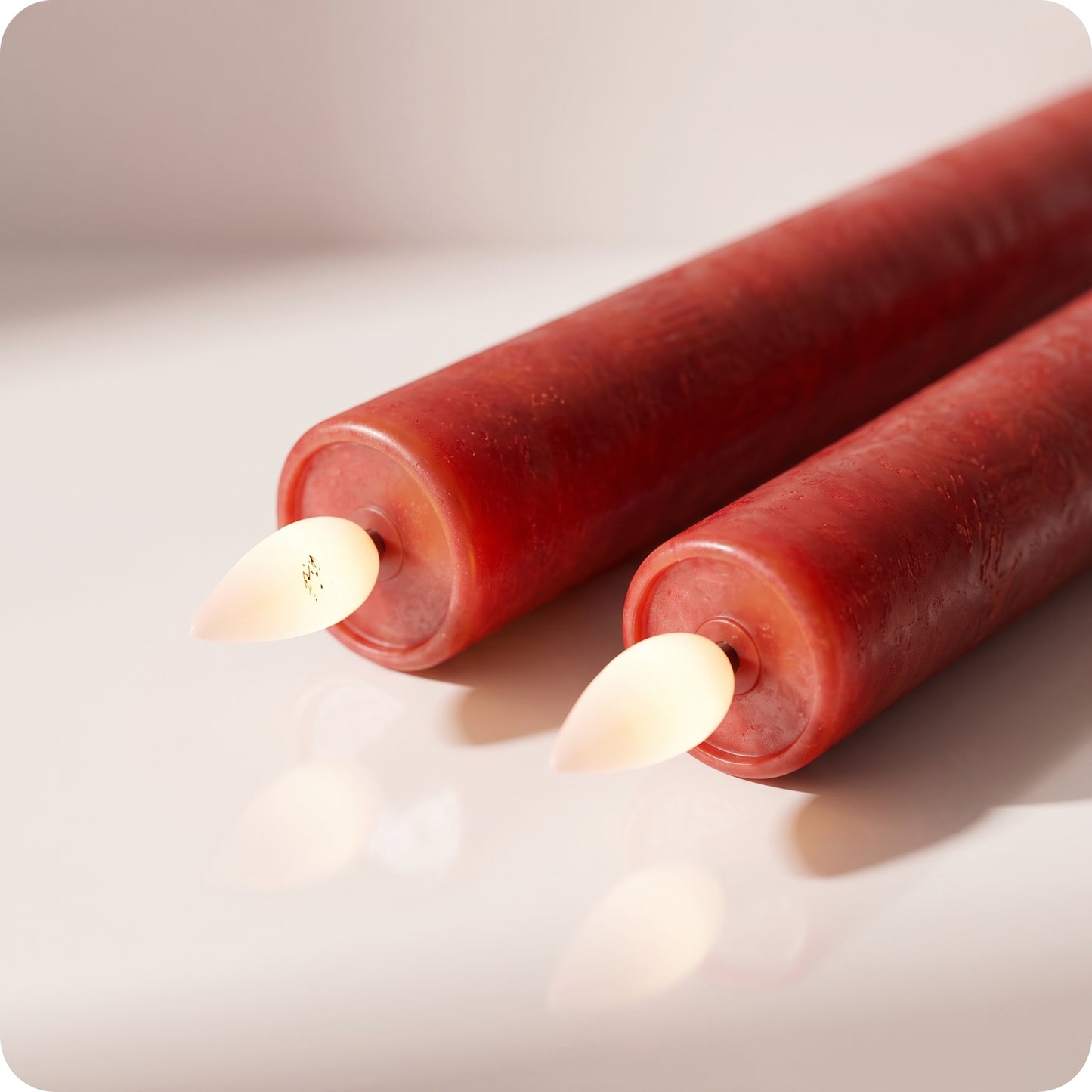 Par del mismo tamaño de velas lápiz rojas