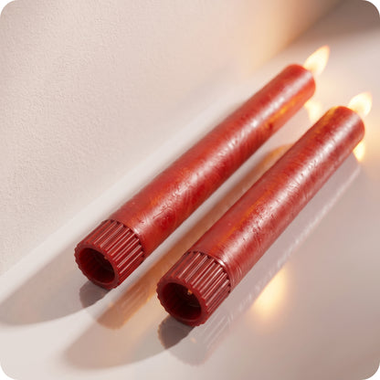 Par del mismo tamaño de velas lápiz rojas