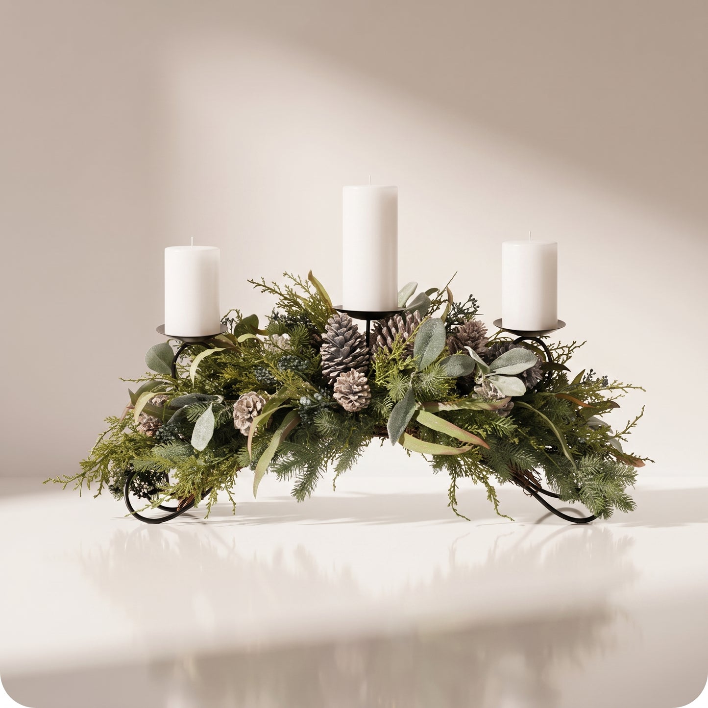 Centro de mesa con porta velas y piñas blancas