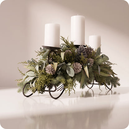 Centro de mesa con porta velas y piñas blancas