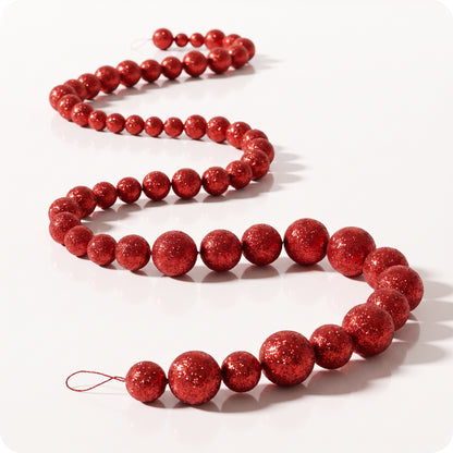 Guirnalda roja con brillos y esferas grandes y pequeñas