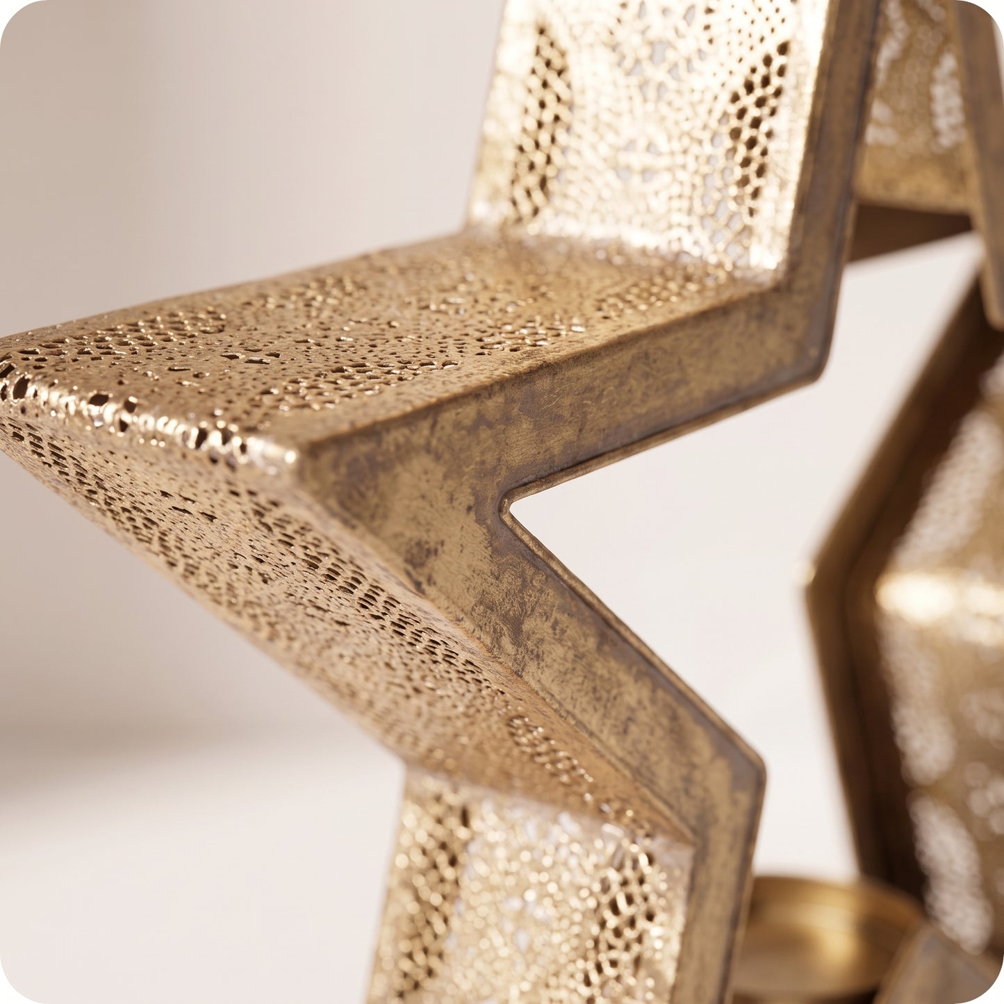 Candelabro estrella de metal con porta vela en medio