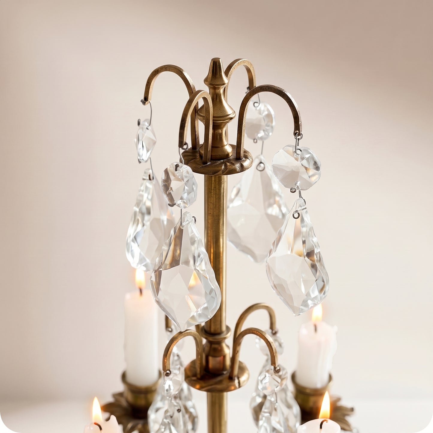 Candelabro chapado en níquel con cristal y porta velas dorado