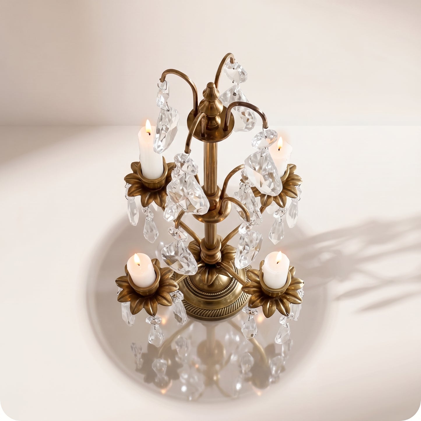 Candelabro chapado en níquel con cristal y porta velas dorado