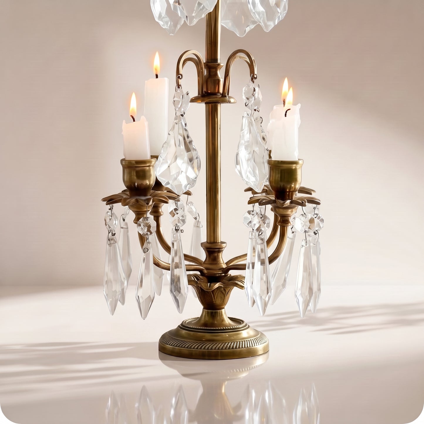 Candelabro chapado en níquel con cristal y porta velas dorado