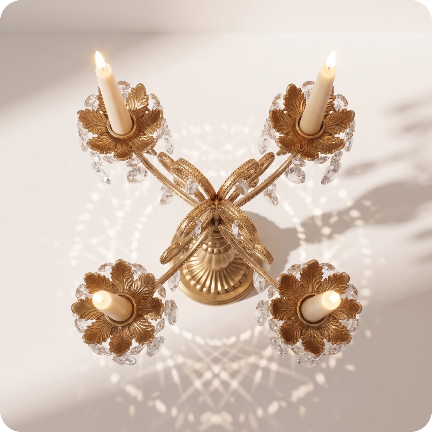 Candelabro chapado en níquel con cristal alto y porta velas dorado