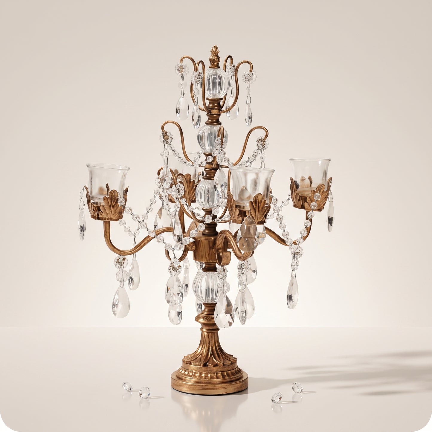 Candelabro chapado en níquel con vasos porta velas de cristal dorado