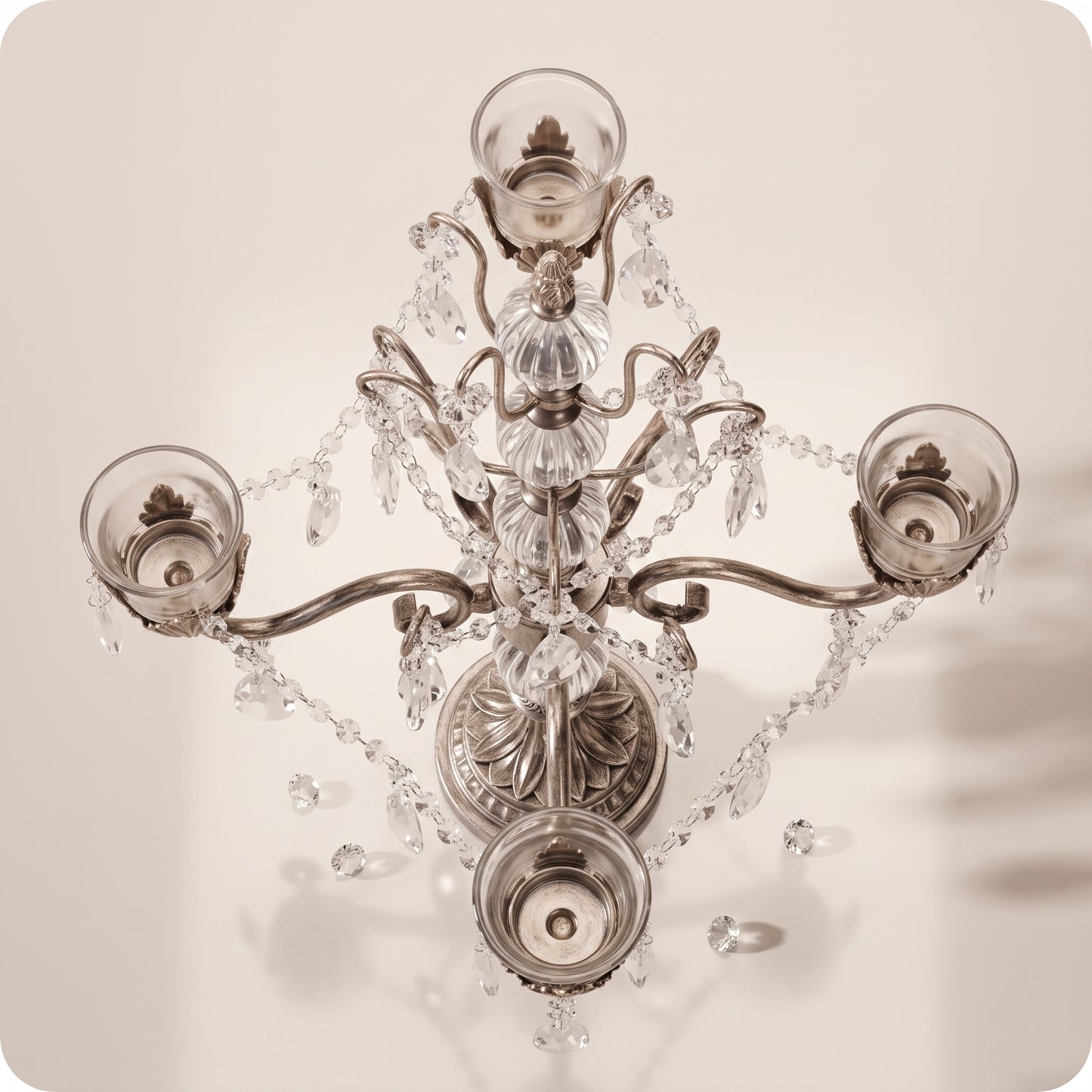 Candelabro chapado en níquel con vasos porta velas de cristal plateado