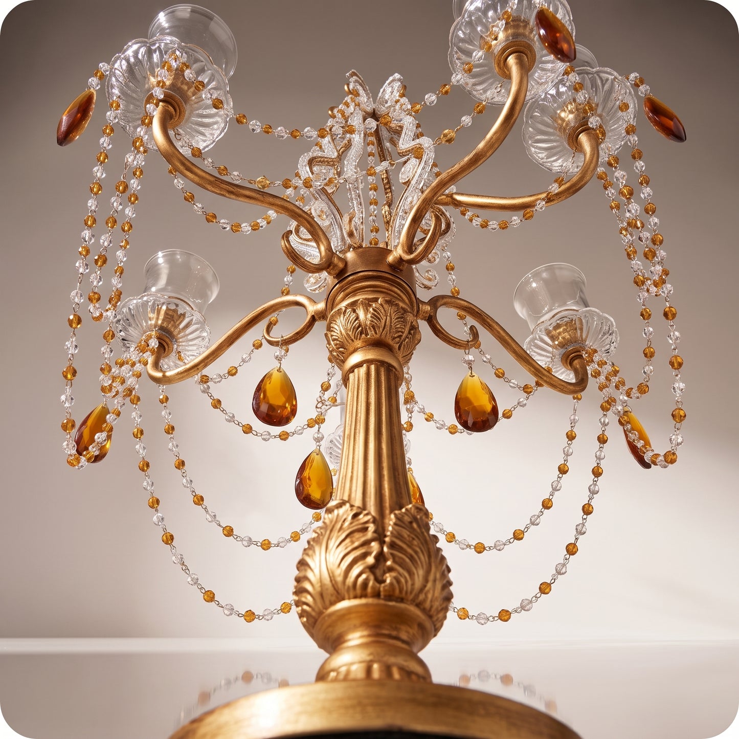 Candelabro chapado en níquel con cuentas amarillas de cristal dorado