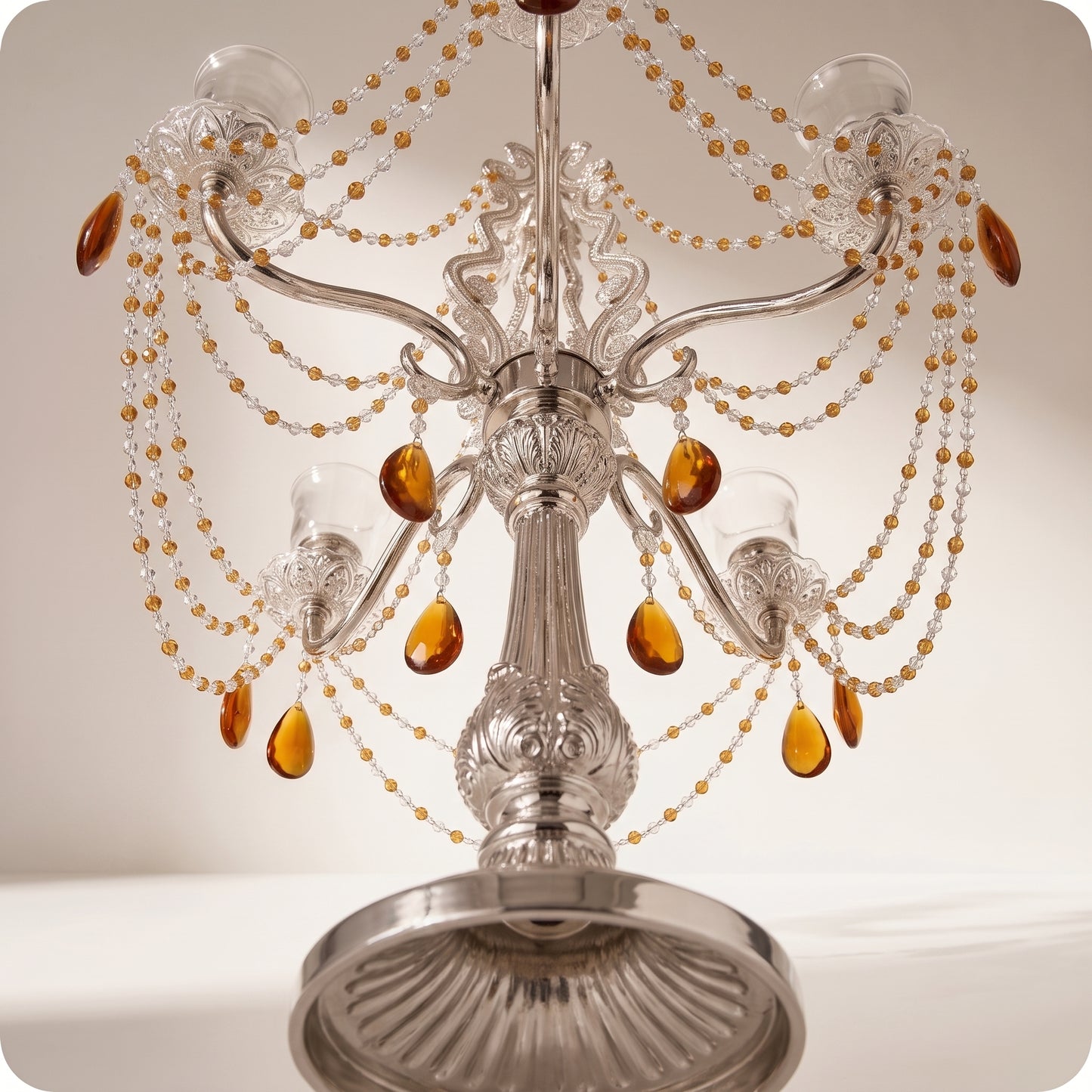 Candelabro chapado en níquel con cuentas amarillas de cristal plateado