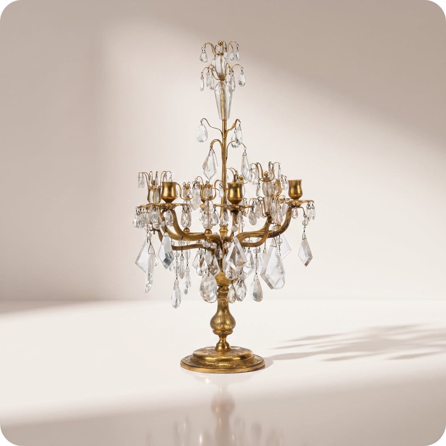 Candelabro chapado en níquel con cristales grandes y porta velas dorado