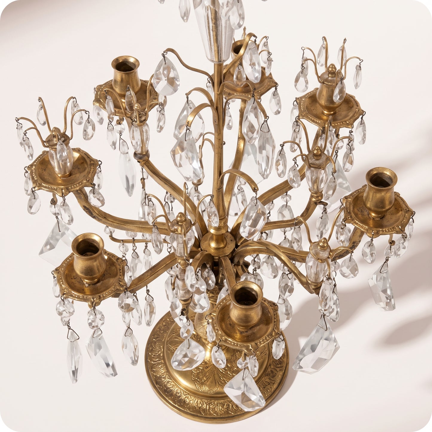Candelabro chapado en níquel con cristales grandes y porta velas dorado