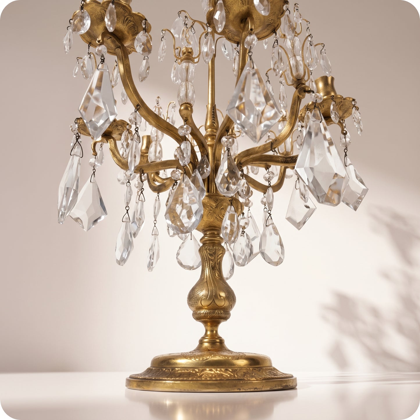 Candelabro chapado en níquel con cristales grandes y porta velas dorado