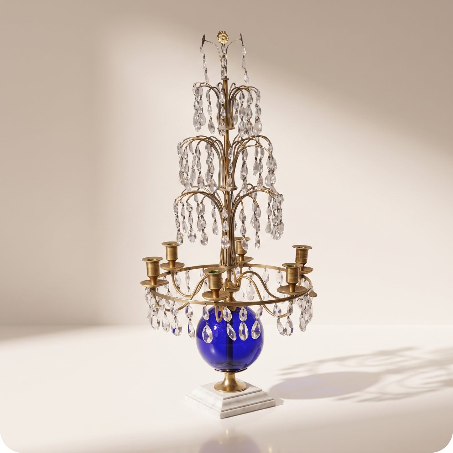 Candelabro chapado en níquel con esfera de cristal azul dorado
