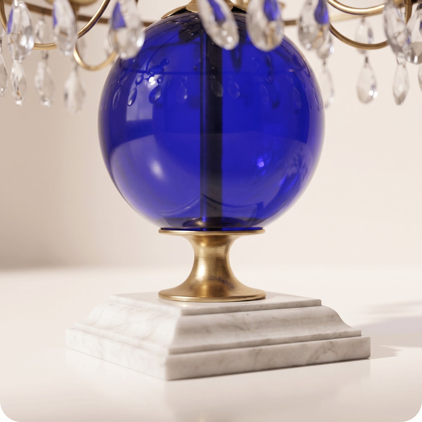 Candelabro chapado en níquel con esfera de cristal azul dorado