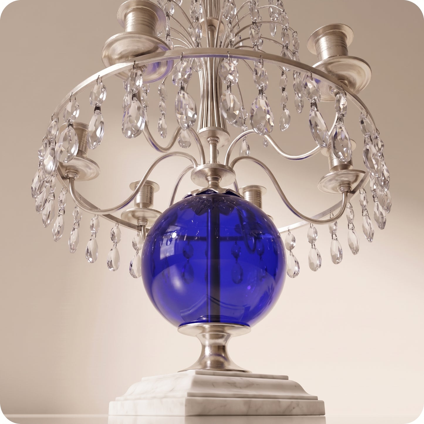 Candelabro chapado en níquel con esfera de cristal azul plateado