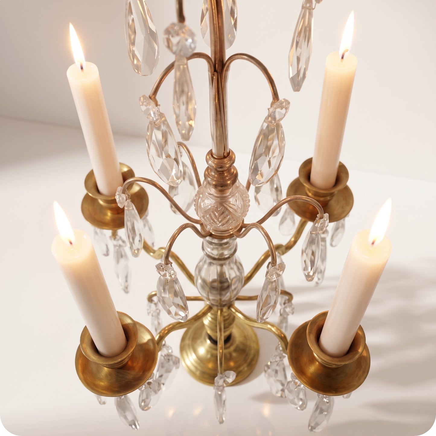 Candelabro chapado en níquel conc ristal y porta velas bajas dorado