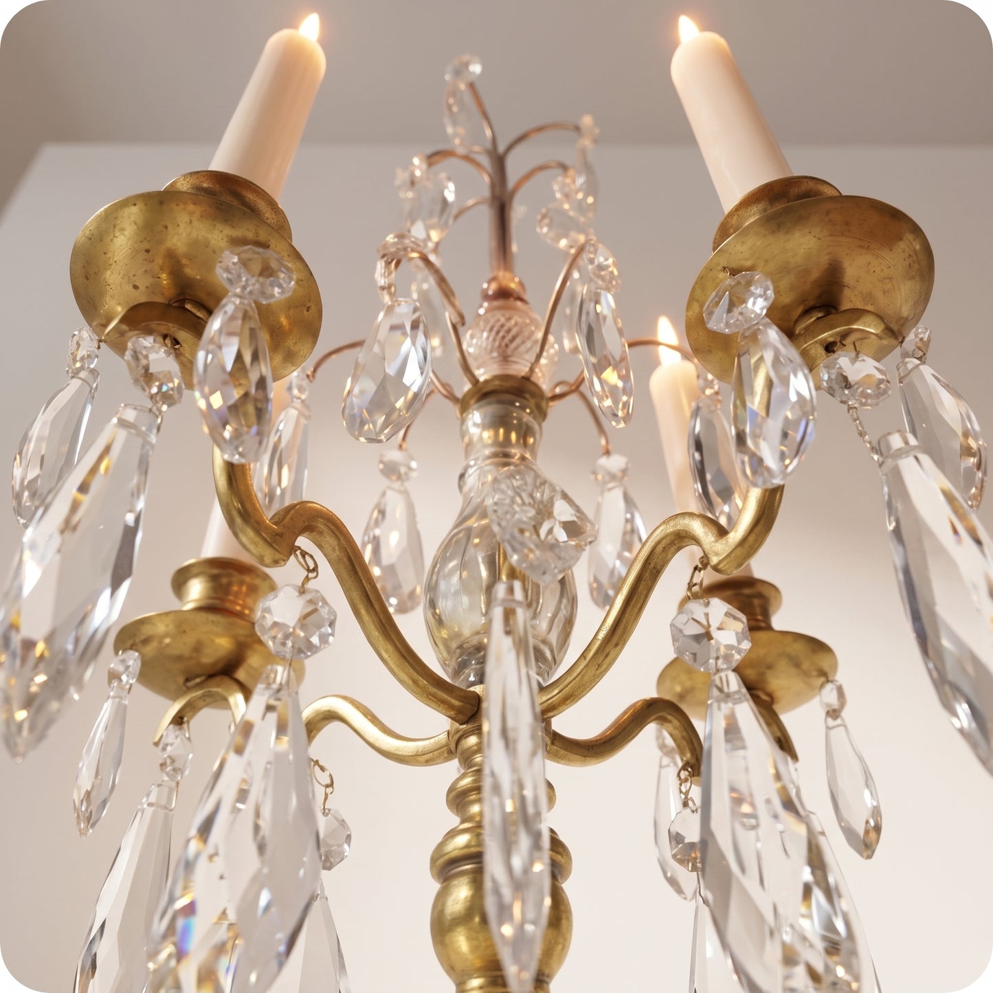 Candelabro chapado en níquel conc ristal y porta velas bajas dorado