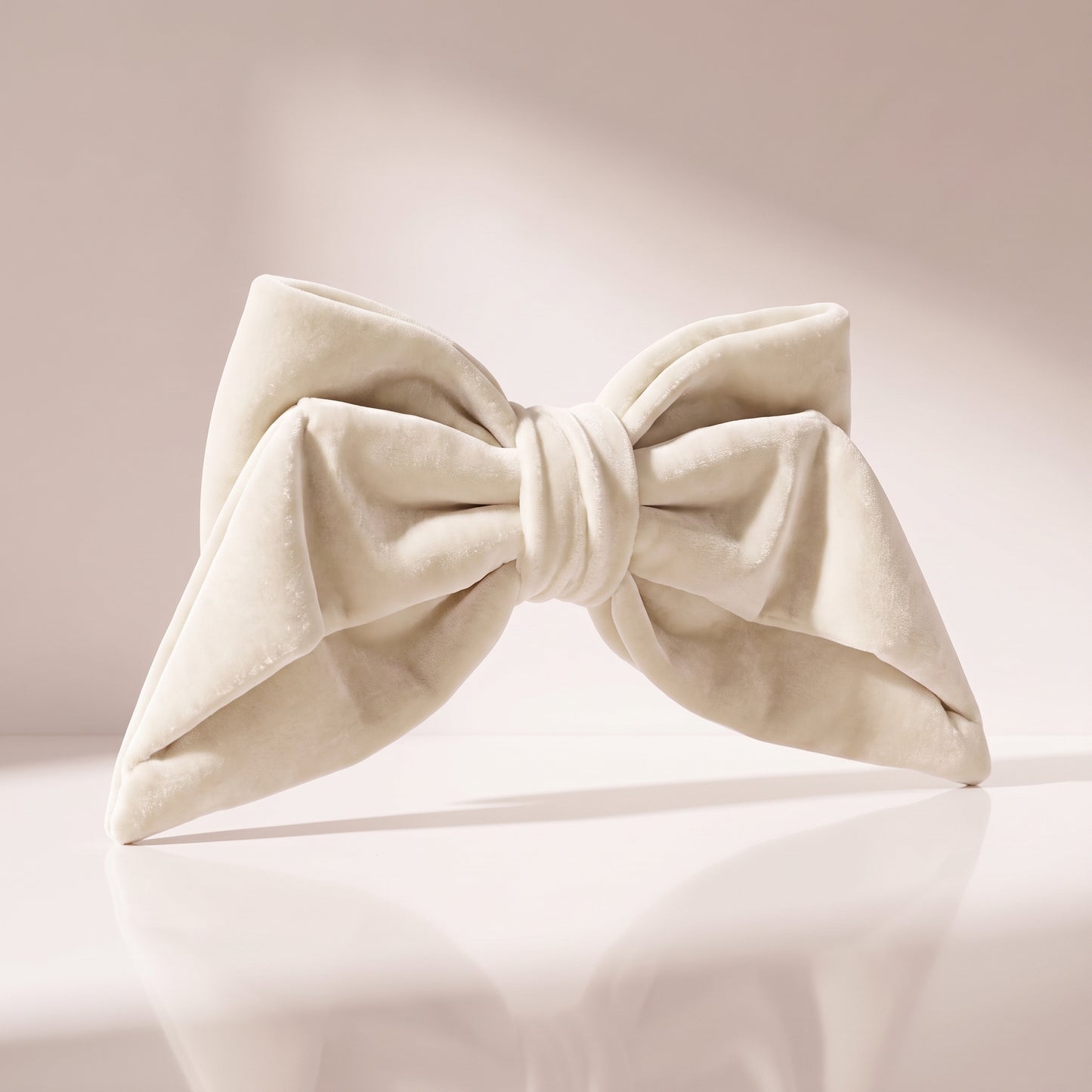 Moño ivory, 18 x 10 cm.
