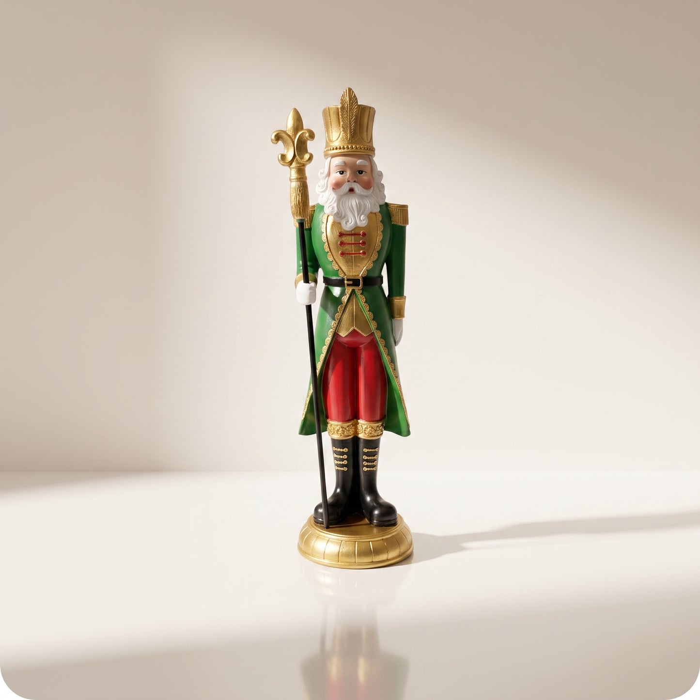 Cascanueces rey con bastón dorado y capa verde