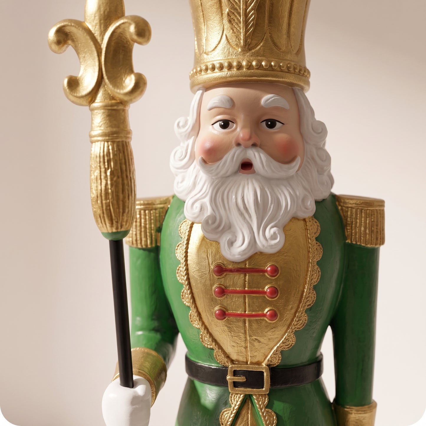 Cascanueces rey con bastón dorado y capa verde