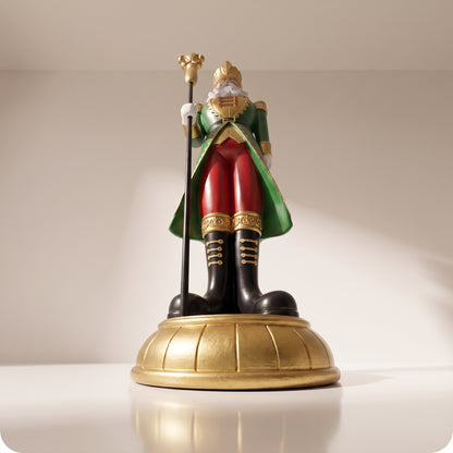 Cascanueces rey con bastón dorado y capa verde