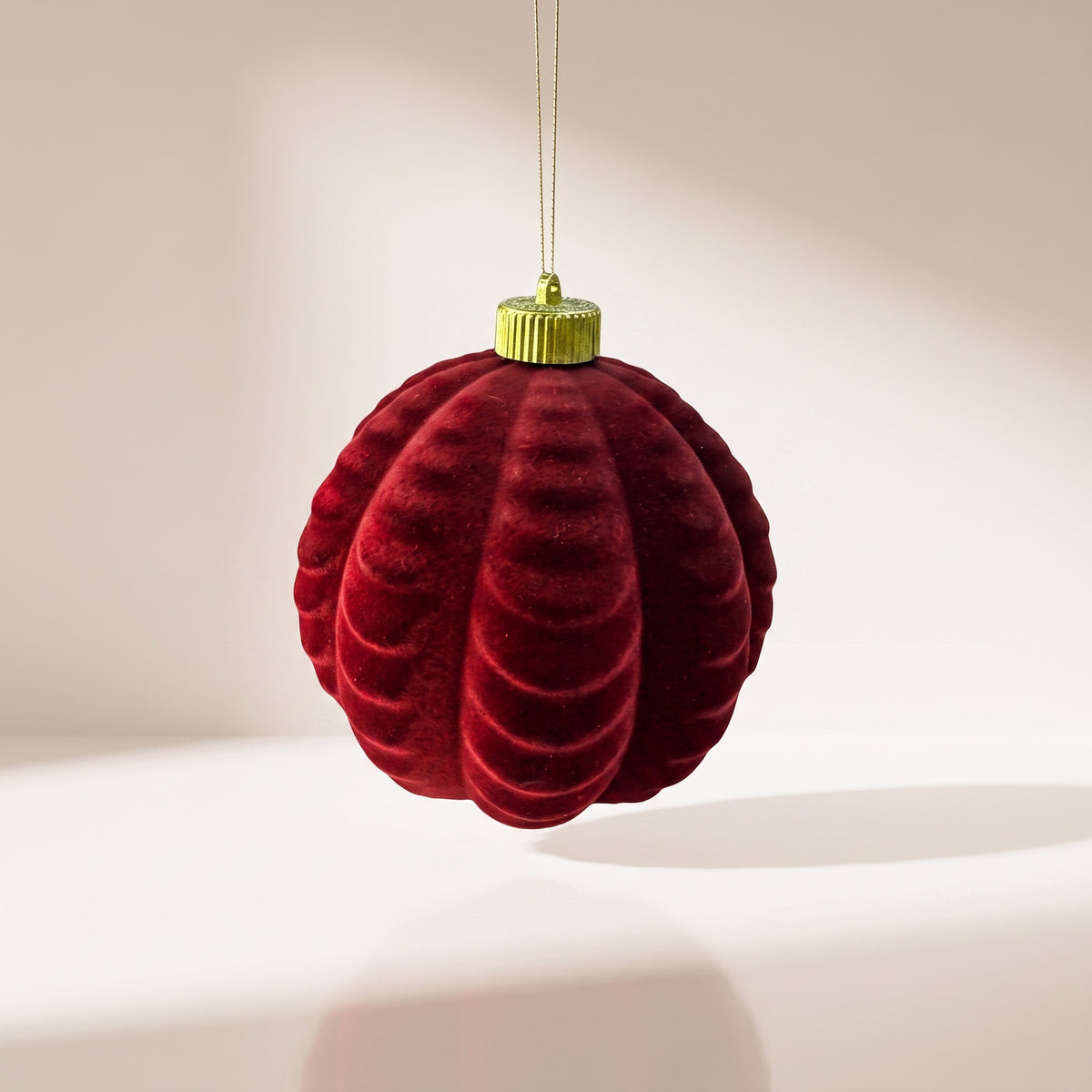 Esfera de terciopelo rojo burgundy acanalado rayado